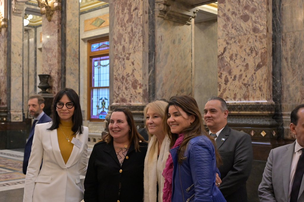 CosseCarolina's tweet photo. A instancias de @ADEPU_URU, recibí a una delegación de @AIDEFOficial en el marco de su encuentro anual en Uruguay. Junto a directoras y directores de defensorías públicas de todo el continente, dialogamos sobre el rol clave de la defensa pública y el acceso real a la justicia. https://t.co/GHhche95Mu