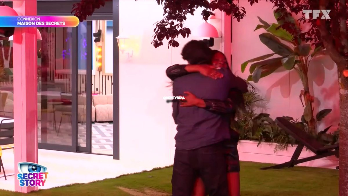 Mayer est sauvé par le public et retourne dans la maison. #SecretStory