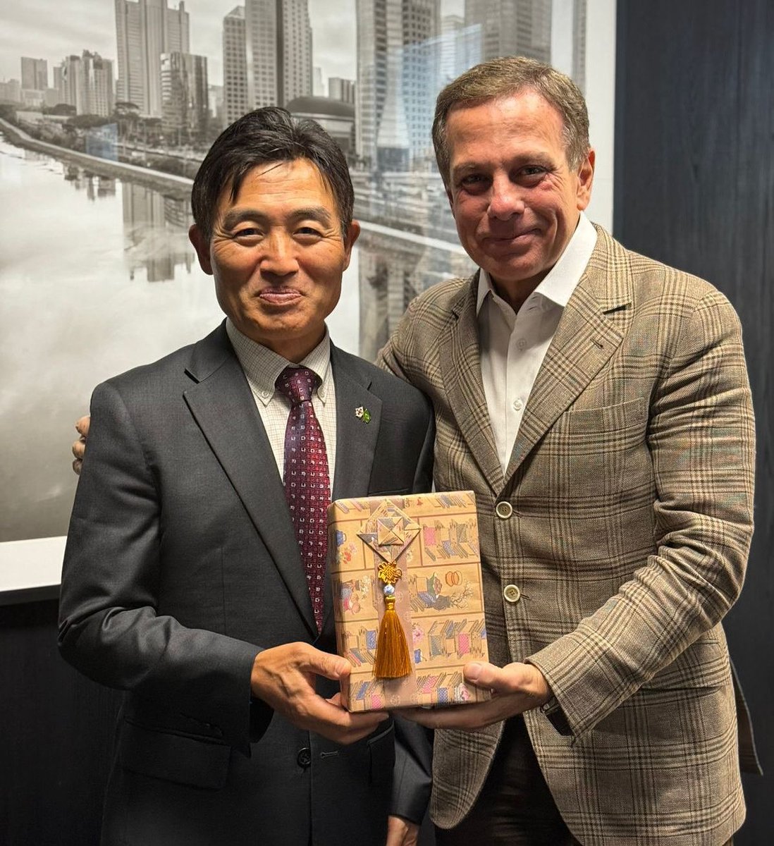 Recebi a visita do Cônsul da Coreia do Sul, JIN-WEON CHAE. O Cônsul estava acompanhado dos diplomatas Jorge Noh e Hoseok Son e de Júlio Serson, Head de Relações Internacionais do LIDE. Debatemos o comércio bilateral e novos investimentos da Coreia no Brasil e do Brasil na Coreia.