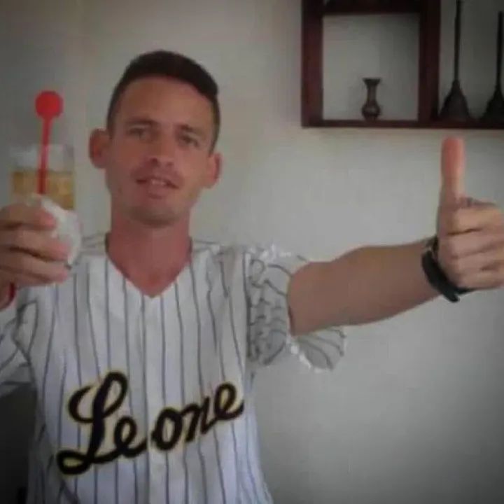 Sergio Colina, de 35 años, de ocupación obrero, se quitó la vida en una vivienda en Coro, estado Falcón.
El hombre se suicidó bajo la asfixia.
Funcionarios Policiales acudieron al sitio del suceso que se encargaron de la remoción del cadáver.

t.me/luissuceso