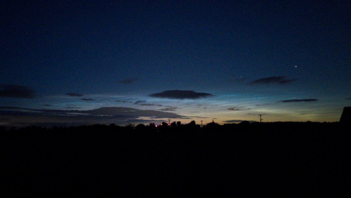 Further shots of the noctiucent cloud display from midnight to 00:30 on 26/06/25 over Shrewsbury
#nlcalerts #noctilucent
#nightshiningclouds