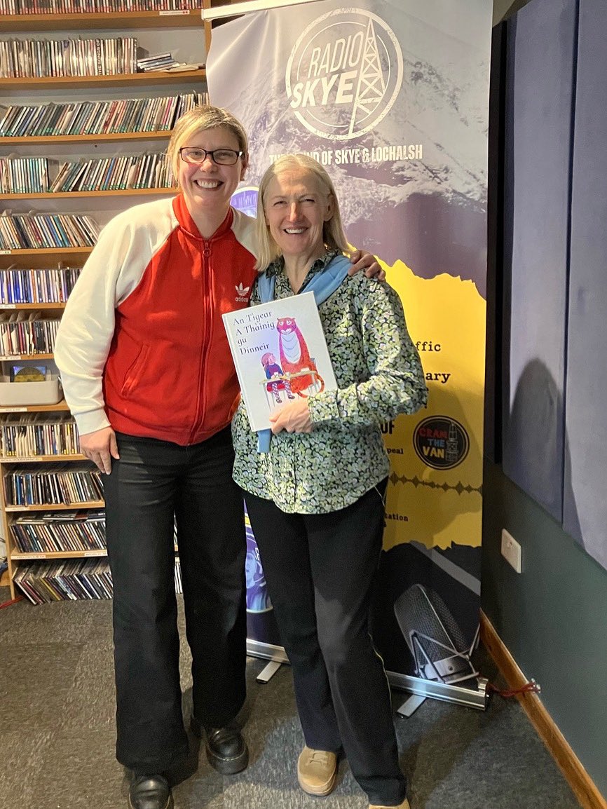 rddikstrabooks's tweet image. Look who’s in the studio with Suzi Lee at @radio_skye.
Kay will be on The Breakfast Show with Suzi tomorrow morning, chatting live from Portree about the launch of An Tìgear a Thàinig gu Dinneir, out this Monday 🐅✨
🕗 Tune in around 8:20am to hear all about the new release!