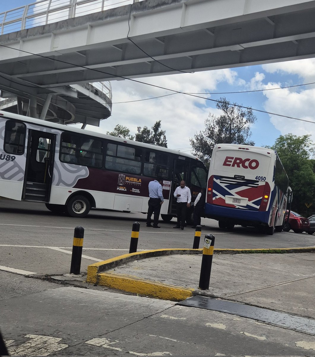 victorerob's tweet photo. @TribunaVigila 

#VictorBarrientosReporta
#LaVozdelosPoblanos

Choque entre autobus de RUTA y autobus ERCO. En la glorieta frente al BINE, en el boulevard Hermanos Serdán. El tráfico ya es muy intenso. https://t.co/dOD0KrouIp