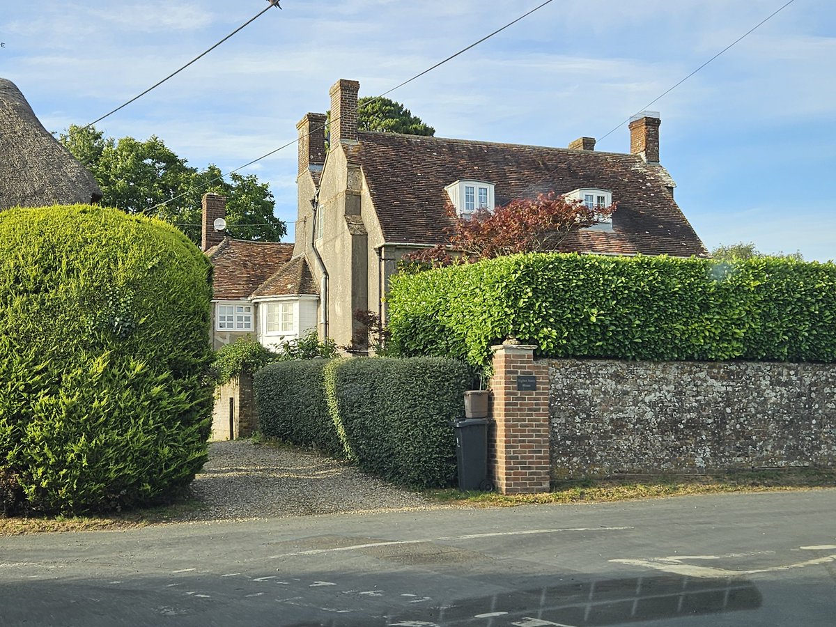 morvaeldd's tweet image. Krajobrazy w sumie podobne (tylko więcej żywopłotów niż płotów), ale ta architektura robi robotę - od razu wiadomo, że jest się w 🇬🇧.