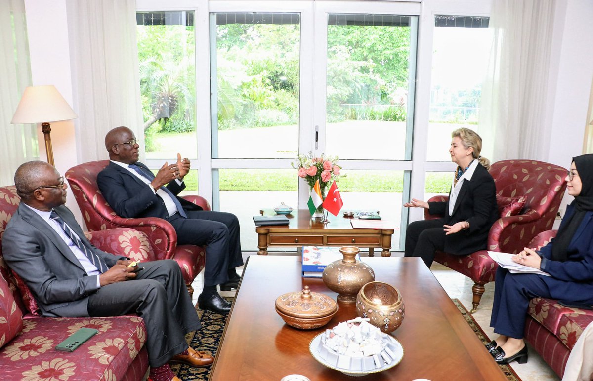 Askojacques's tweet photo. Visite à S.E. l’Ambassadeur de 🇹🇷 en 🇨🇮 pour saluer le soutien à nos actions environnementales.

Projets en vue :
♻️ Coopération “Zéro Déchet”
👩🏽‍🔧 Appui aux femmes du Gbêkê pour l’économie circulaire

#DiplomatieVerte #CIVTurquie #DeveloppementDurable https://t.co/gMW6wQANPj