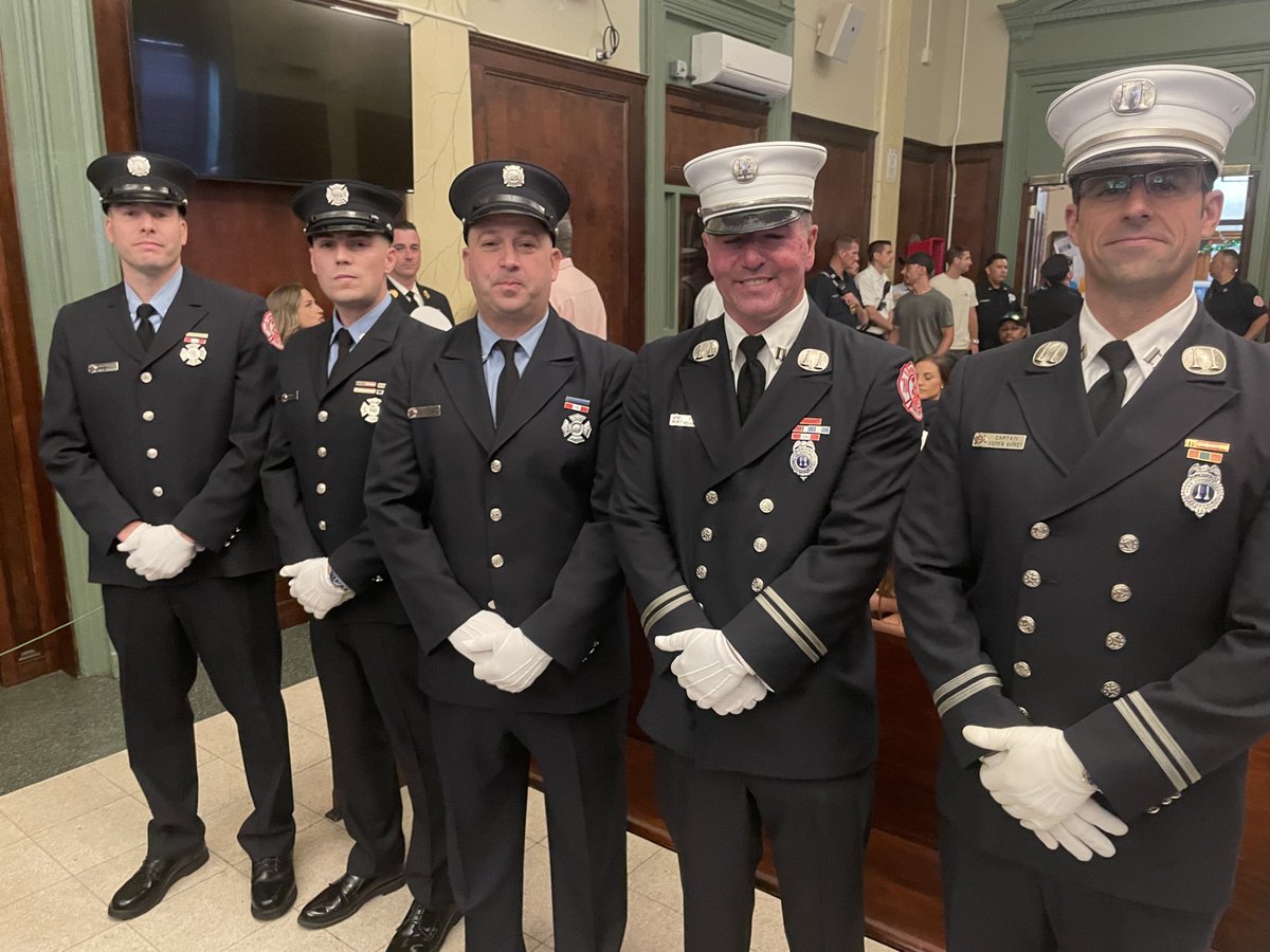 HobokenFire's tweet image. 🙌Congratulations to new Battalion Chiefs Andrew Markey Jr. & Richard England, and new CaptainsMichael Forum, Michael Ross, & Jimmy Principe - all promoted at a ceremony in City Hall today. All of the promotions were well earned!
🔗Read more here: hobokennj.gov/news/the-hobok…