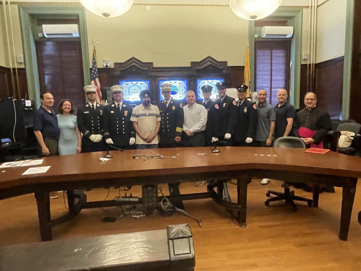 HobokenFire's tweet image. 🙌Congratulations to new Battalion Chiefs Andrew Markey Jr. & Richard England, and new CaptainsMichael Forum, Michael Ross, & Jimmy Principe - all promoted at a ceremony in City Hall today. All of the promotions were well earned!
🔗Read more here: hobokennj.gov/news/the-hobok…