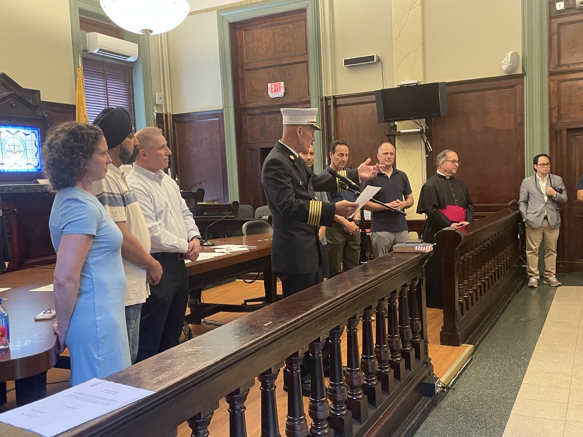 HobokenFire's tweet image. 🙌Congratulations to new Battalion Chiefs Andrew Markey Jr. & Richard England, and new CaptainsMichael Forum, Michael Ross, & Jimmy Principe - all promoted at a ceremony in City Hall today. All of the promotions were well earned!
🔗Read more here: hobokennj.gov/news/the-hobok…