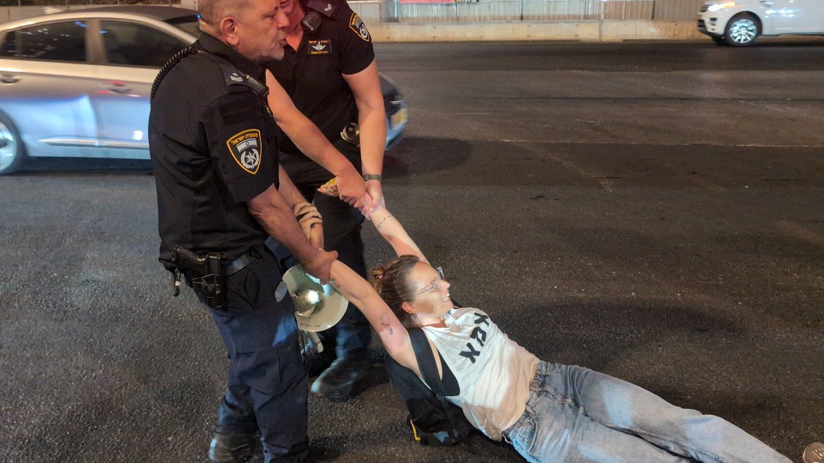 שוטרים גוררים באלימות אמא לחיילת שמפגינה כנגד המשך המלחמה

תל אביב 26.6.25 📸תניא ציון וולדקס Tanya Zion-Waldoks