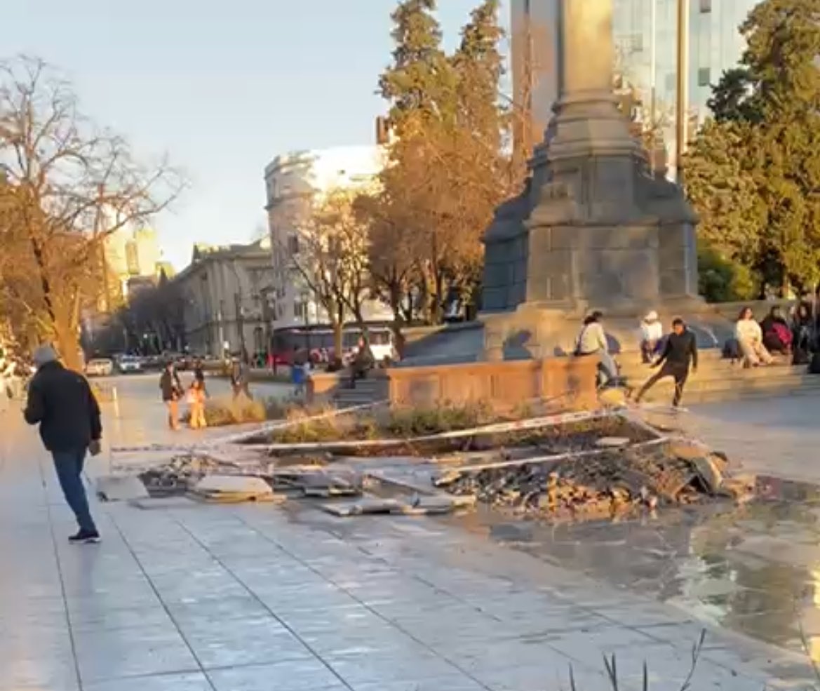 Eduardo Meechum (@asesormeechum) on Twitter photo ¡DOS MIL MILLONES DE PESOS GASTO EL INTENDENTE <a href="/Julio_Alak/">Julio Alak</a> PARA LA REMODELACIÓN DE PLAZA ITALIA! La tuvo cerrada más de un año. A la semana de la reapertura ya está rota la vereda y con pérdidas de agua ¿Cuánta se robaron? Teléfono para algún fiscal ¡DOS MIL MILLONES DE PESOS GASTO EL INTENDENTE <a href="/Julio_Alak/">Julio Alak</a> PARA LA REMODELACIÓN DE PLAZA ITALIA! La tuvo cerrada más de un año. A la semana de la reapertura ya está rota la vereda y con pérdidas de agua ¿Cuánta se robaron? Teléfono para algún fiscal