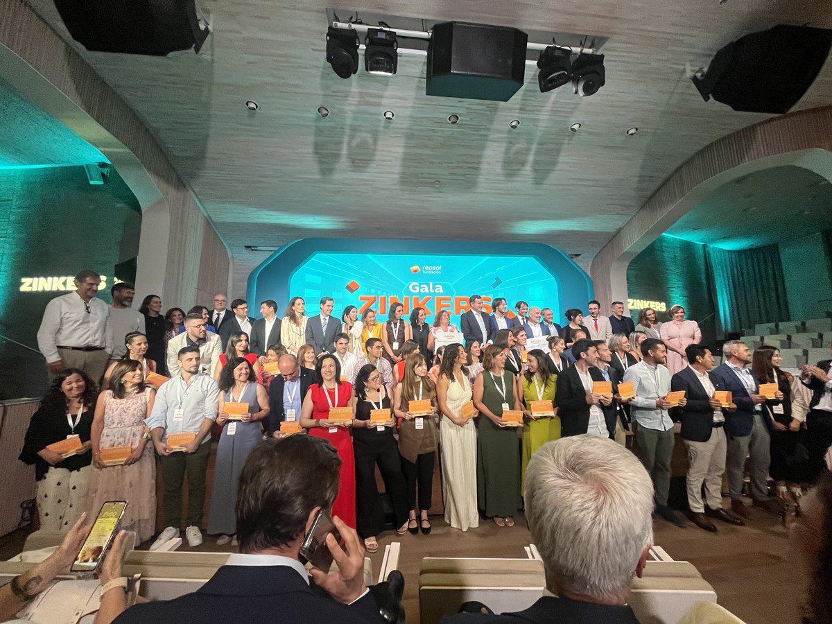 Esta tarde en la Gala ZINKERS de la <a href="/FundacionRepsol/">Fundación Repsol</a> hablando de educación y sostenibilidad
Enhorabuena por un proyecto tan interesante y a todos los profesores premiados. 
Gracias por tan buenos ejemplos de buenas prácticas 
GRACIAS PROFESORES