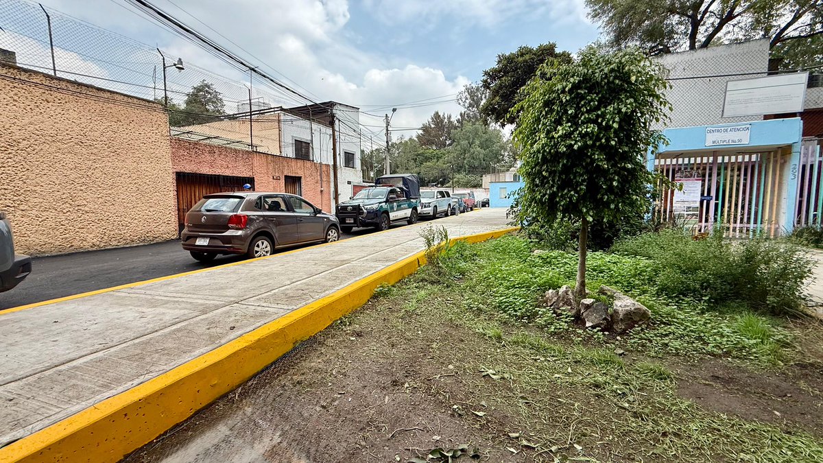 En #Coyoacán protegemos la seguridad de quienes transitan 🚶🏼‍♂️🚶🏽‍♀️ por nuestras vialidades, por ello, construimos banquetas, colocamos bolardos, rampas de acceso y reencarpetamos la calle Privada General Anaya, en la colonia Del Carmen. #ContigoImparables 👷🏼‍♂️👷🏻‍♀️.