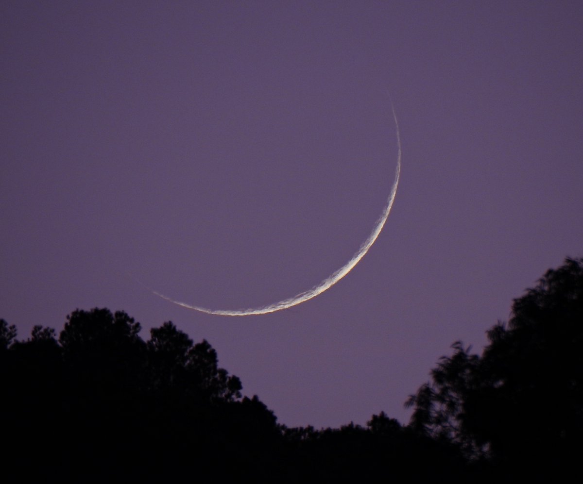 La Luna hoy en su primer día creciente #cielosESA #PlanetarioFotos.....