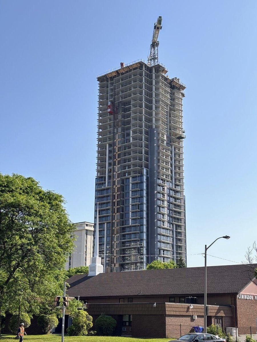 The 37-storey Metro Park Condos development has now topped off in Flemingdon Park. urbantoronto.ca/news/2025/06/m…

#Toronto #condos #construction