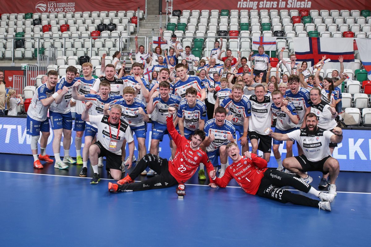 Tinganes's tweet image. 🇫🇴 Historic moment for the Faroe Islands!

Our U21s are through to the semifinals of the World Championship. We’re the smallest nation ever by population to reach a semifinal at any major #handball tournament.

Proud day for our people and athletes! 💪

📸 portal.fo