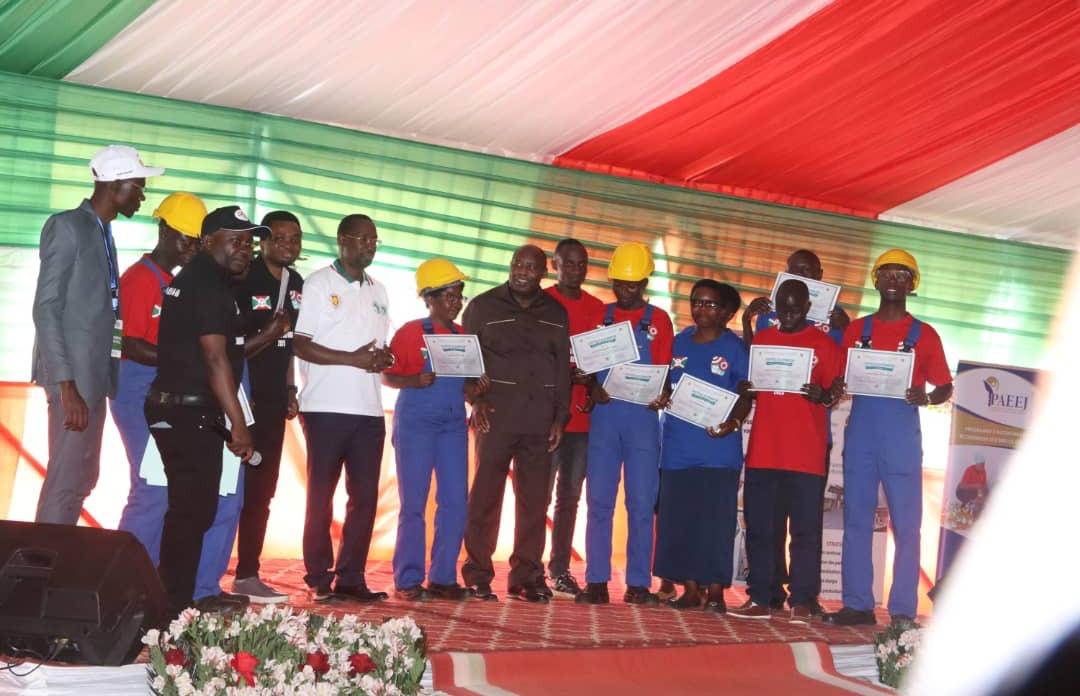 BurundaiseL's tweet image. Son Excellence a également remis des certificats aux Jeunes formés en Bâtiment et Construction Gestion des coopératives les encourageant à contribuer activement au dvpt du pays.Un message fort adressé à toute la jeunesse:#formez-vous,#engager-vous ,l'avenir vs appartient.