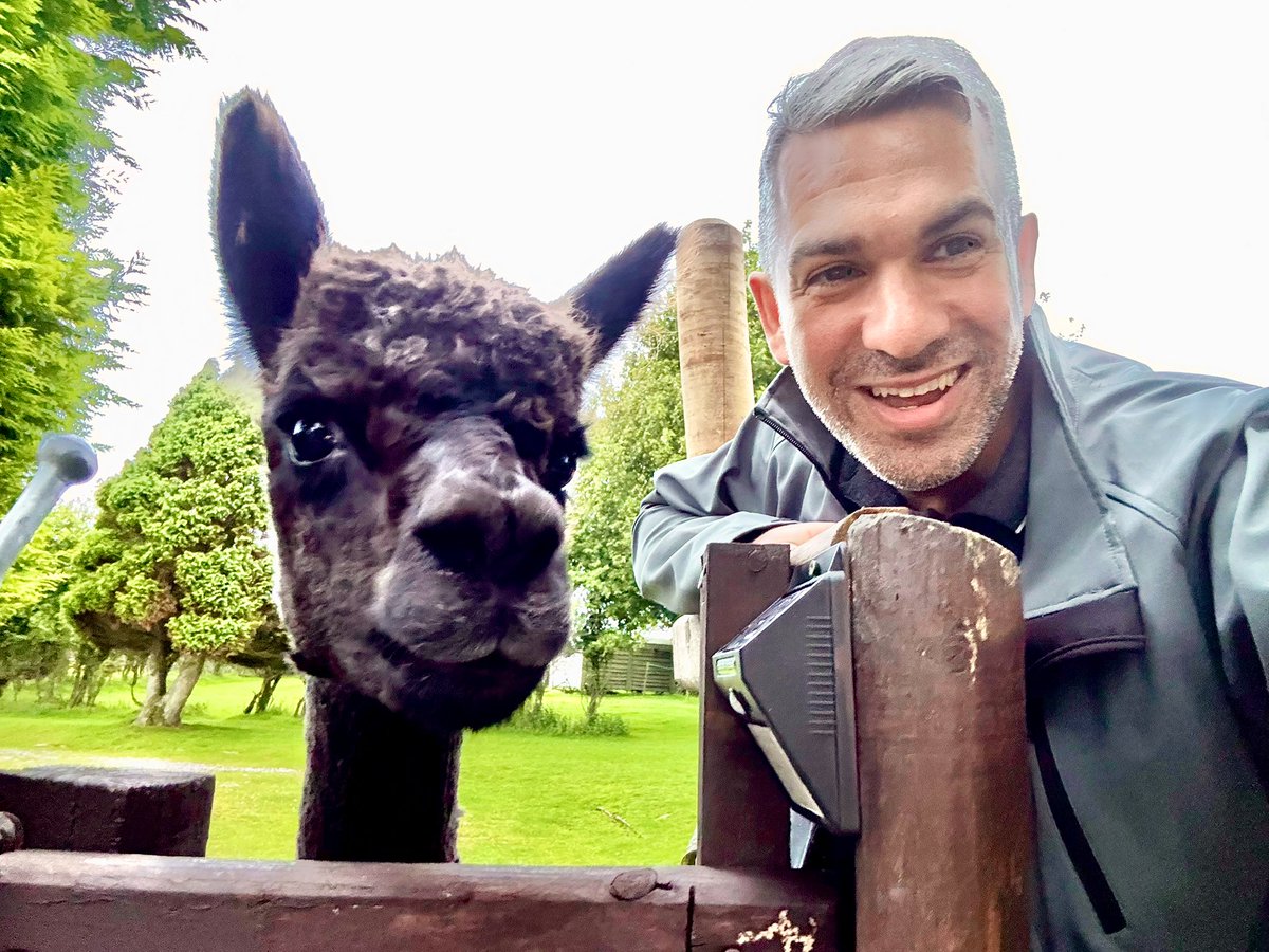 Hanging out with the locals…..Well….as you know….I do like a #selﬁe 😂🤪🤣