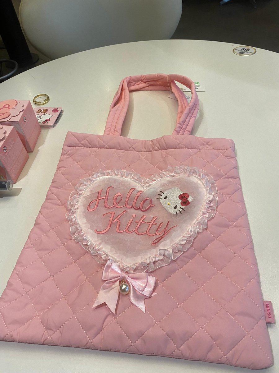 ratatwt's tweet photo. haul d hooooy amo tanto mi bolso nuevo 😭😭✨️✨️✨️ #cleptotwt #lifttwt #borrowtwt https://t.co/9ryuEA02fF