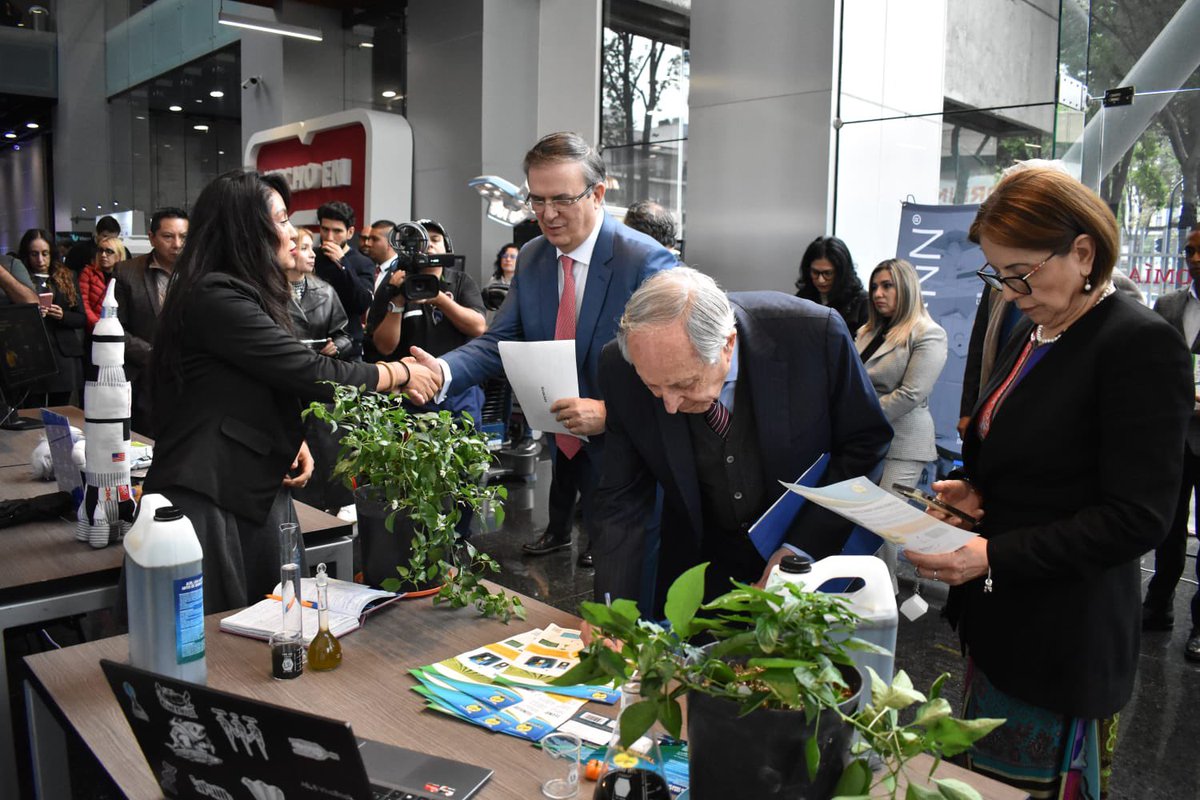 EcoScience_Lab's tweet photo. 🚀 ¡Impulsando el futuro de México con innovación y sustentabilidad! 🌱🇲🇽

Nos sentimos profundamente agradecidos de haber participado en el evento “Impulsando la creatividad y el futuro de México”, encabezado por el secretario Marcelo Ebrard. https://t.co/gAg8hTXXgD