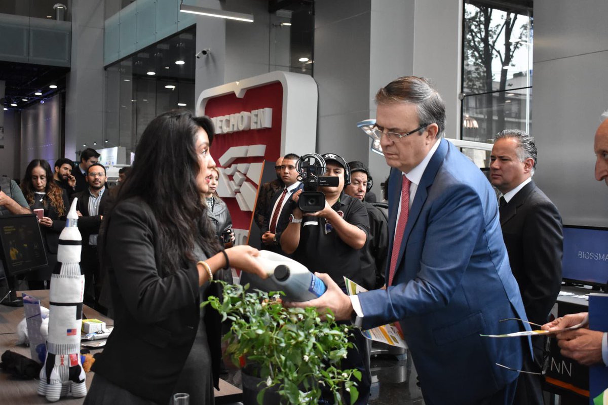 EcoScience_Lab's tweet photo. 🚀 ¡Impulsando el futuro de México con innovación y sustentabilidad! 🌱🇲🇽

Nos sentimos profundamente agradecidos de haber participado en el evento “Impulsando la creatividad y el futuro de México”, encabezado por el secretario Marcelo Ebrard. https://t.co/gAg8hTXXgD