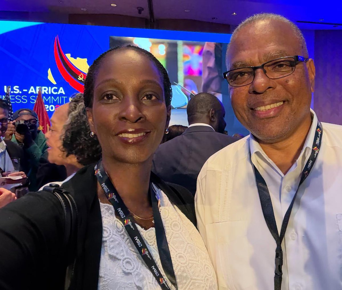 RobieKakonge_'s tweet image. Honored to attend the 17th #USAfricaBizSummit in Luanda, Angola 🇦🇴, held during the celebration of 50 years of independence from Portugal.
Met Angola’s Minister of Trade & Industry, Rui Minguêns de Oliveira, who opened the Summit. U.S. officials, including Amb. Fritell and…