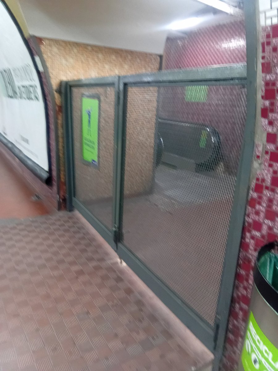 Julieta_Fem's tweet image. La escalera lleva un mes sin funcionar, eso sí, el Cristina vuelve lo taparon en tiempo récord. Inútiles y fachos. #LineaE @Emova_arg