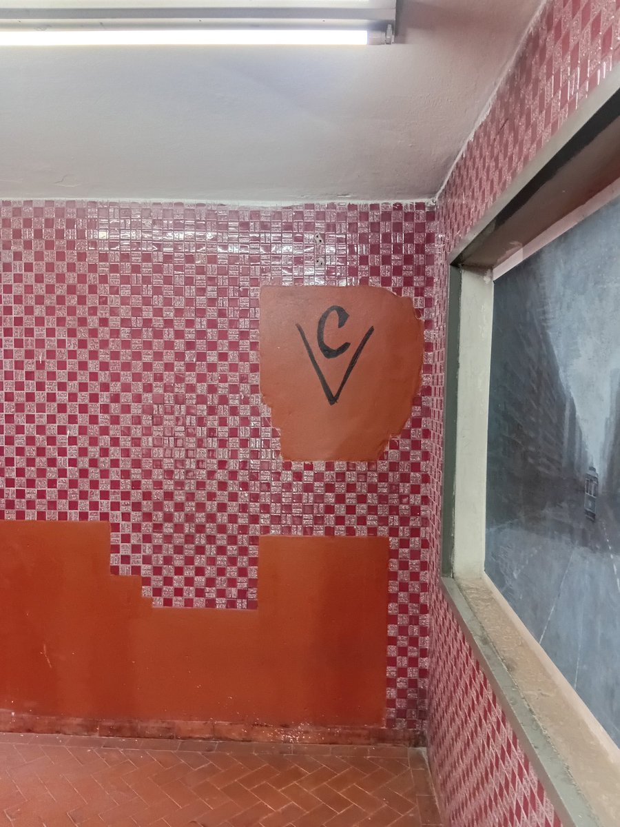 Julieta_Fem's tweet image. La escalera lleva un mes sin funcionar, eso sí, el Cristina vuelve lo taparon en tiempo récord. Inútiles y fachos. #LineaE @Emova_arg