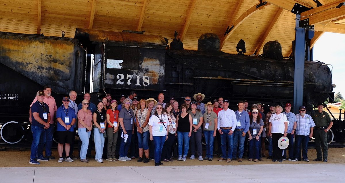 RuralCounties's tweet image. Thank you to @ModocSheriff &amp;amp; the #ModocCounty Road Department for welcoming &amp;amp; feeding our rural leaders this afternoon at Veterans Memorial &amp;amp; Dorris Park! Providing an overview of public safety efforts &amp;amp; highlighting park renovations funded by the Clean CA grant. #ruralcounties
