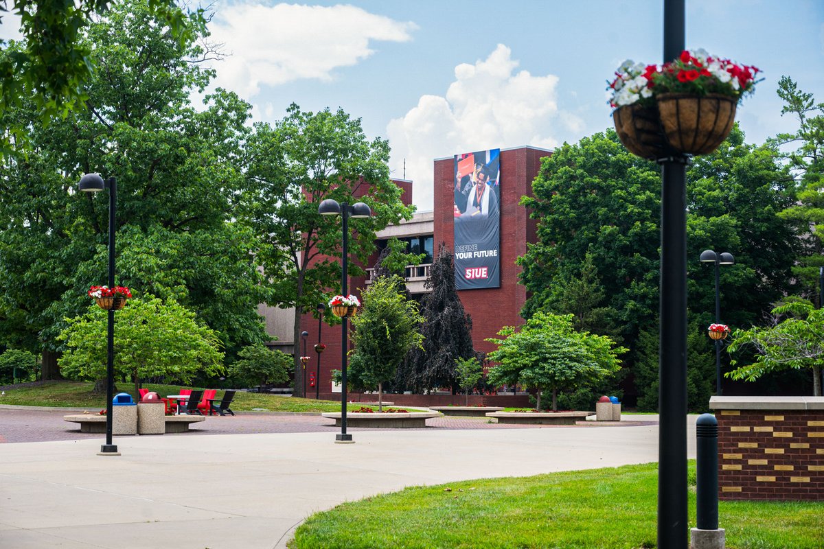 𝗧𝗼𝗱𝗮𝘆'𝘀 𝗙𝗼𝗿𝗲𝗰𝗮𝘀𝘁: Campus is glowing, with a 100% chance of melting. Bring water, wear shades, and try not to melt, Cougars! 😎

#SIUE #SIUEdwardsville