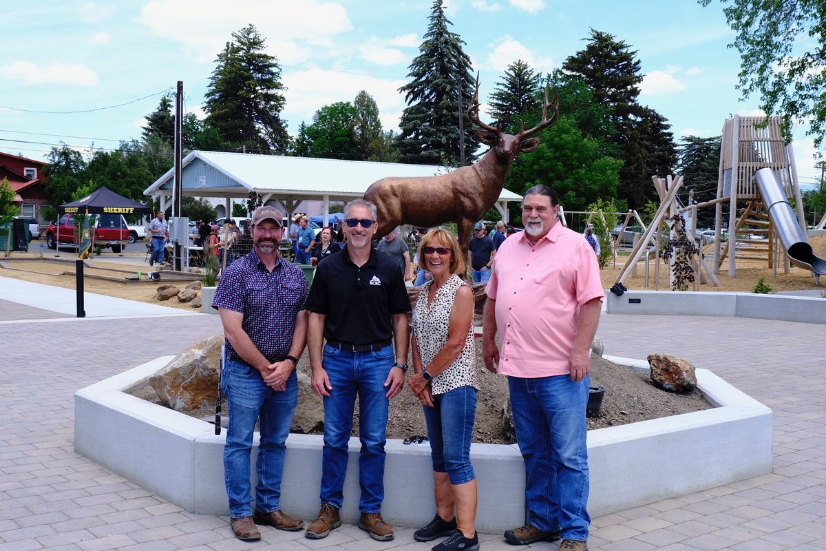 RuralCounties's tweet image. Thank you to @ModocSheriff &amp;amp; the #ModocCounty Road Department for welcoming &amp;amp; feeding our rural leaders this afternoon at Veterans Memorial &amp;amp; Dorris Park! Providing an overview of public safety efforts &amp;amp; highlighting park renovations funded by the Clean CA grant. #ruralcounties