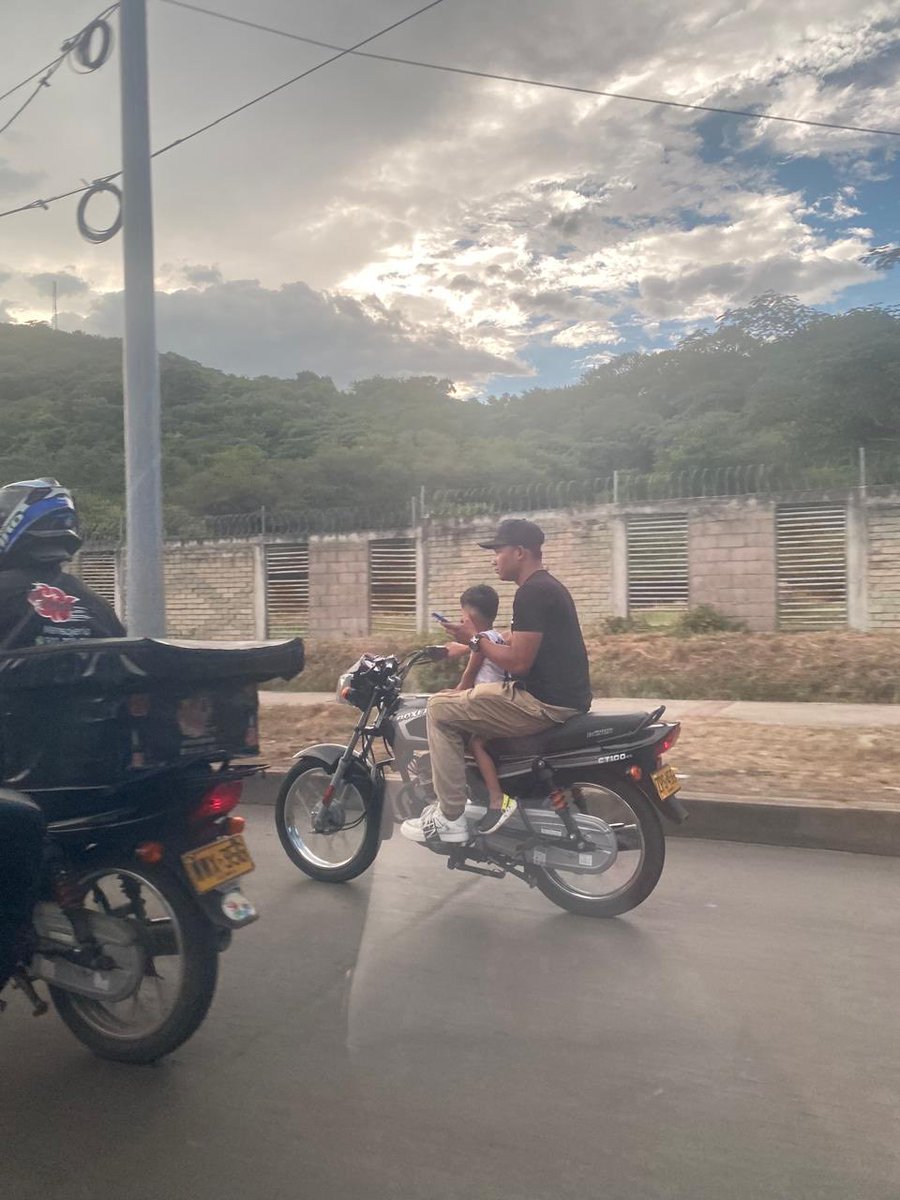 Les presento al papá del año en ⁦<a href="/Valledupar_Col/">Valledupar</a>⁩ y toda la bolita del@mundo.