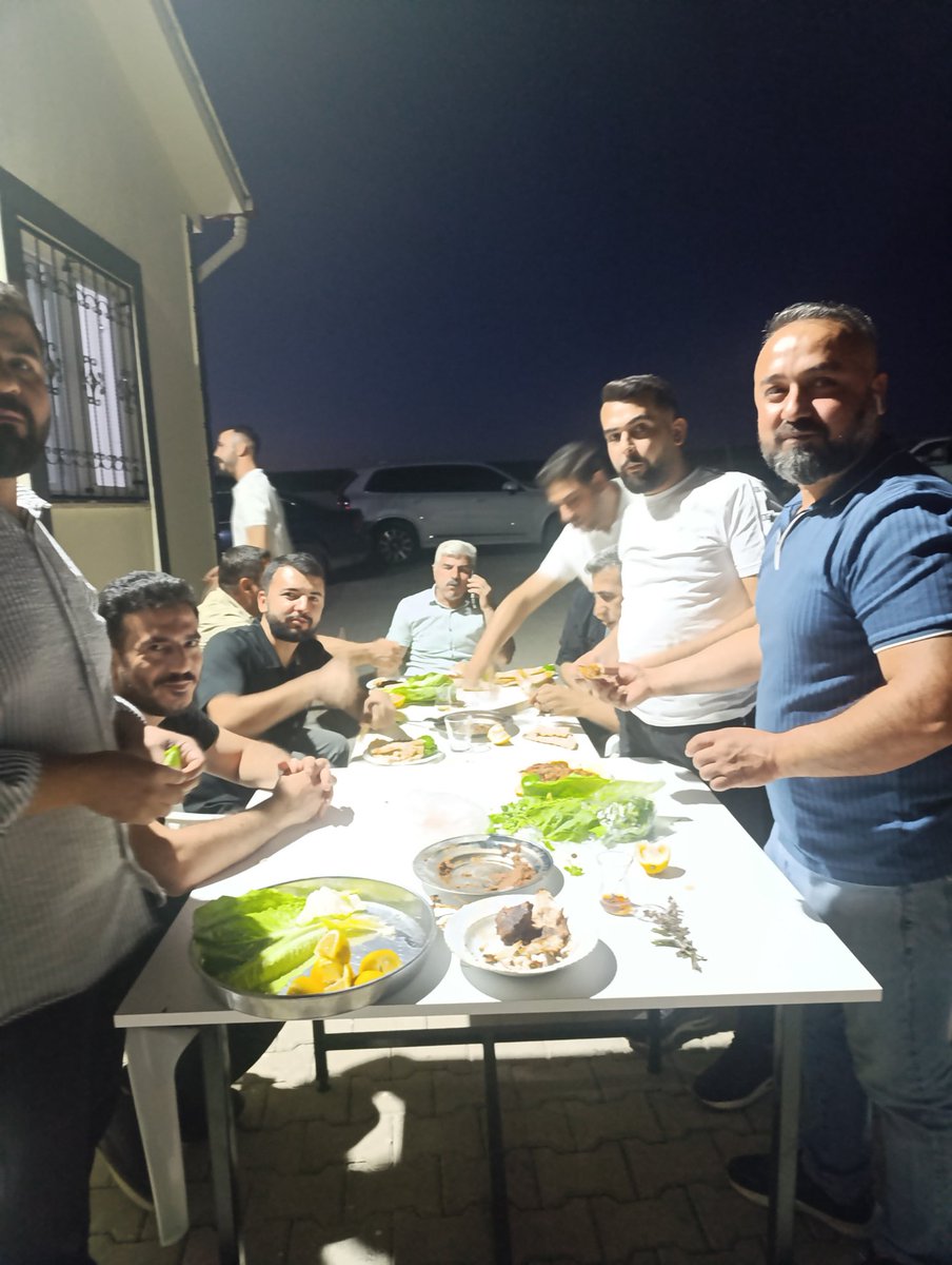 Adıyaman/Kahta.

DEMBİR DER’in birbirinden değerli yöneticileriyle Halil İbrahim Sofrası’nda buluştuk.

Sohbeti koyulaştırdık,

Yeni dönemin yol haritasını mütevazı akşam soframızda beraber çizdik.

Güçlü bir birliktelik ruhuyla durmak yok yola devam.