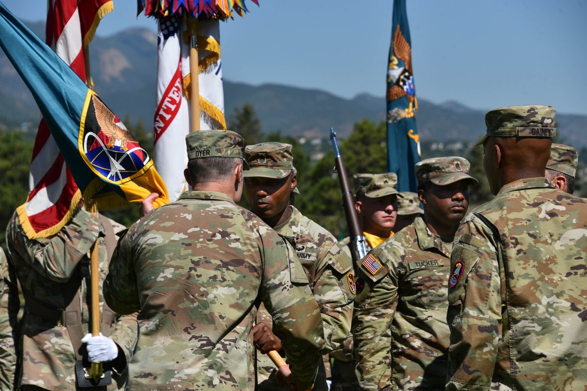 Congratulations and welcome to COL Michael Dyer and CSM Calvin Rich, 1st Space Brigade's new command team! Thank you, COL Mark Cobos and CSM Maurice Tucker, for your exceptional leadership of America's only space brigade! #Armyspace 

Read here: dvidshub.net/news/501632/fa…