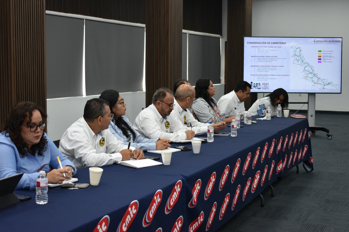 acagigasobeso's tweet photo. Sostuvimos una reunión con el Ing. Luis Posada, Director del Centro @SICT_Veracruz, y el Ing. Efrén López Blanco, Residente General de Conservación de Carreteras. (1/2) 

#CMICVeracruz #Infraestructura2025 #SICT #AlianzasEstratégicas #ConstrucciónConFuturo https://t.co/w5zViwxtzJ