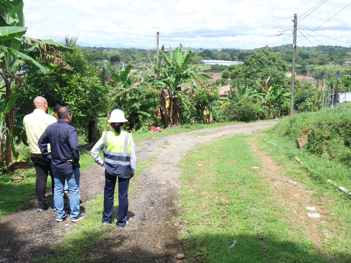 Hoy realizamos un recorrido por sectores como Calle Negra y Calle Guararé en Chapala, Arraiján, junto a la ingeniera Iraida Ortega, directora regional del MOP en Panamá Oeste.
El objetivo fue darle seguimiento a las gestiones que hemos impulsado para lograr mejoras y
