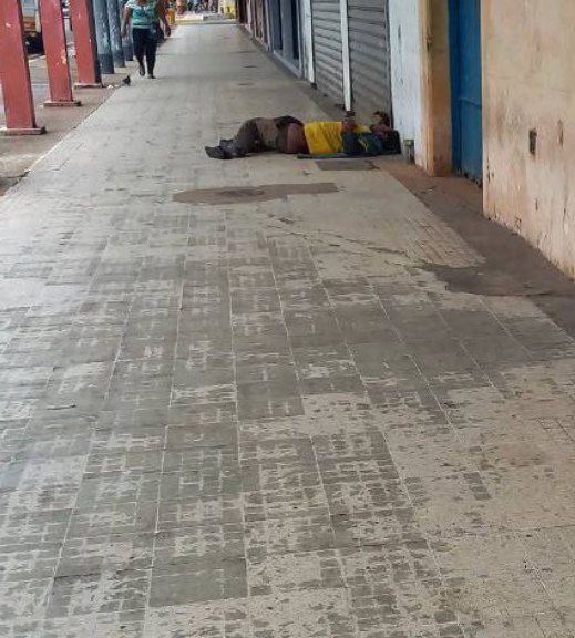 Solicitan ayuda para un hombre en situación de calle en el Paseo Orinoco,Ciudad Bolívar, estado Bolívar.
Tiene infecciones en los dedos de las manos y olor nauseabundo.
Pasa el día acostado y obstaculizando el paso de peatones.
El llamado es a las autoridades a brindarle ayuda.