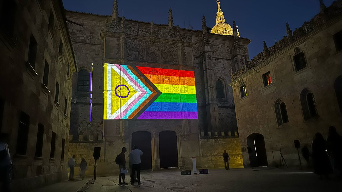 Así luce esta noche la fachada de las Escuelas Mayores de la USAL con motivo del día del #Orgullo LGTBIQ+. 🌈