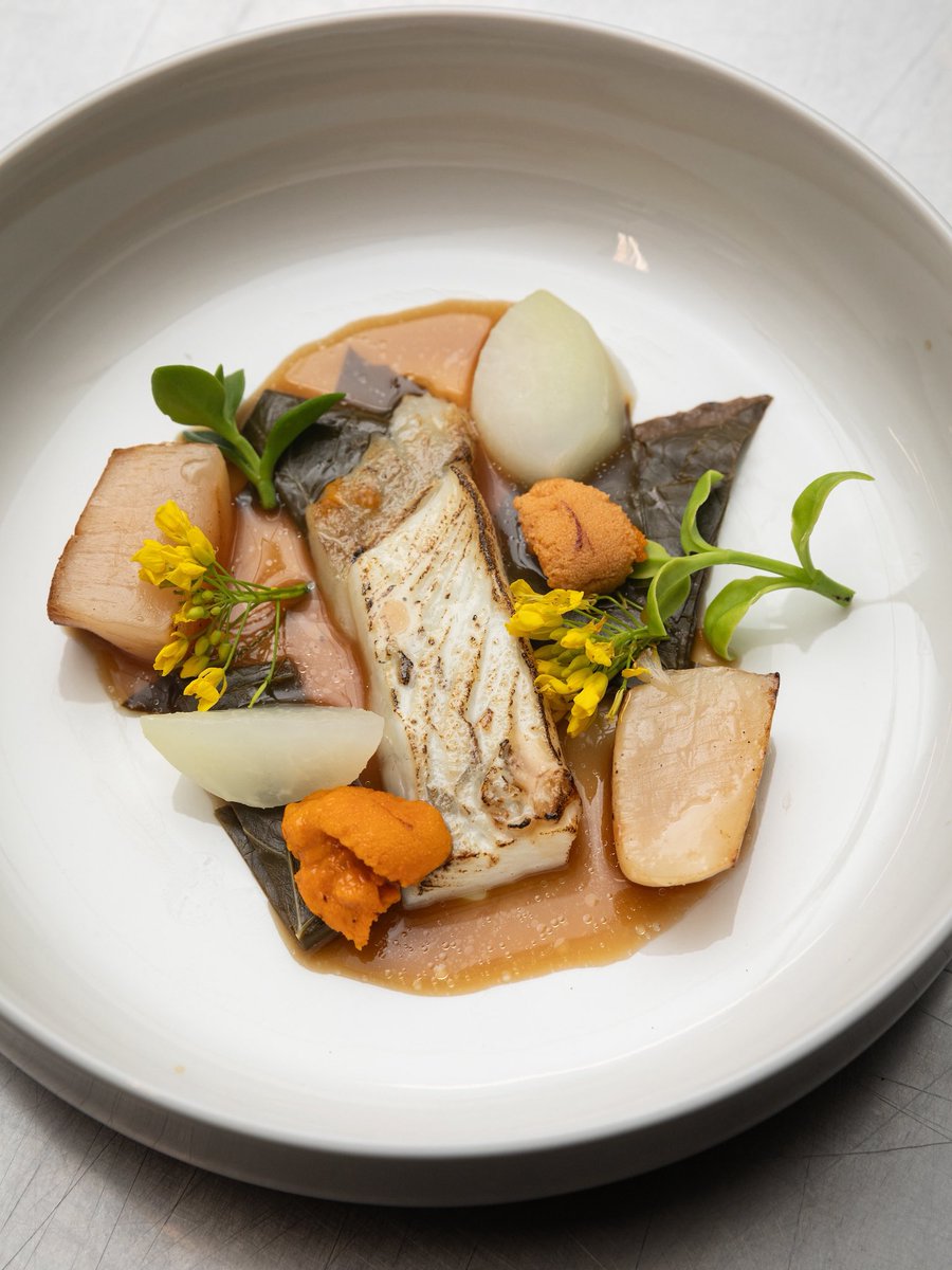 rethinkfood's tweet image. This week, we welcomed Chef Charlie Mitchell and his incredible team to our Service Dinner Series. A night of purpose, connection, and unforgettable food. 💚 Huge thanks to the Saga and EMP teams, we’re just getting started. Thanks @ultraclay for the pictures.