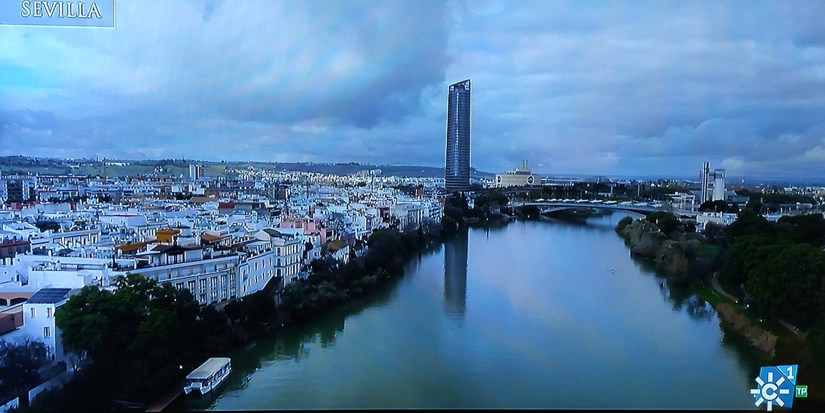 Vista del Paseo de la O, junto al Río Guadalquivir, que lo cruza el Puente del Cristo de la Expiración. Detrás se elevan la Torre Sevilla y la Torre Schindler, y ya al fondo el Aljarafe.  (<a href="/canalsur/">CanalSur</a>, 2025).
#Sevilla
#SevillaLegendaria