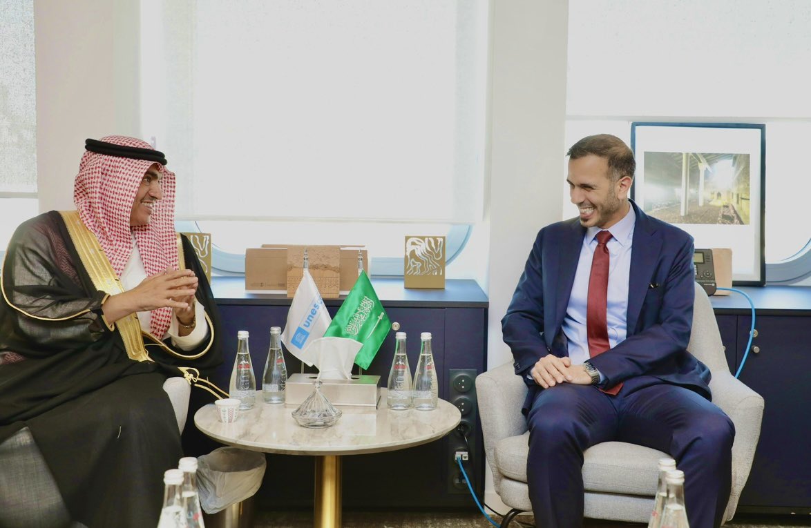تشرّفت بلقاء أخي د /
عبد الإله الطخيس مندوب المملكة الدائم لدى الأمم المتحدة ( اليونسكو )
في مكتبه بباريس .
كان لقاء عميقاً ينبض بروح المواطنة ، وقيم الانتماء والولاء الدكتور أنموذج مشرّف للطموح 
المتألق والحس الوطني اللافت .. أبدى تفاعلاً نوعياً واستعداداً متناهياًمع الغرفة .