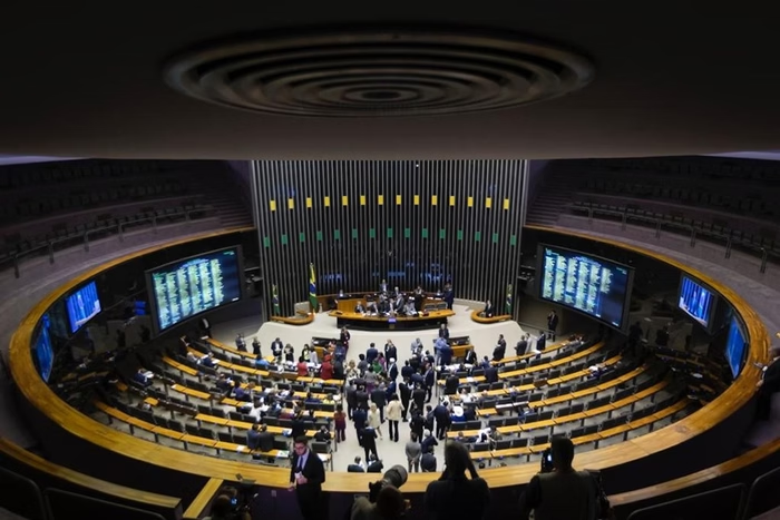 Metropoles's tweet photo. ➡️ Milionários, deputados votaram em causa própria ao derrubar IOF

Deputados que derrubaram alta do IOF têm patrimônio médio de R$ 3 milhões, e estariam entre os mais afetados por taxação

Leia na coluna de Andreza Matais: https://t.co/zfQLWuModm https://t.co/Bgl5iVqE0W