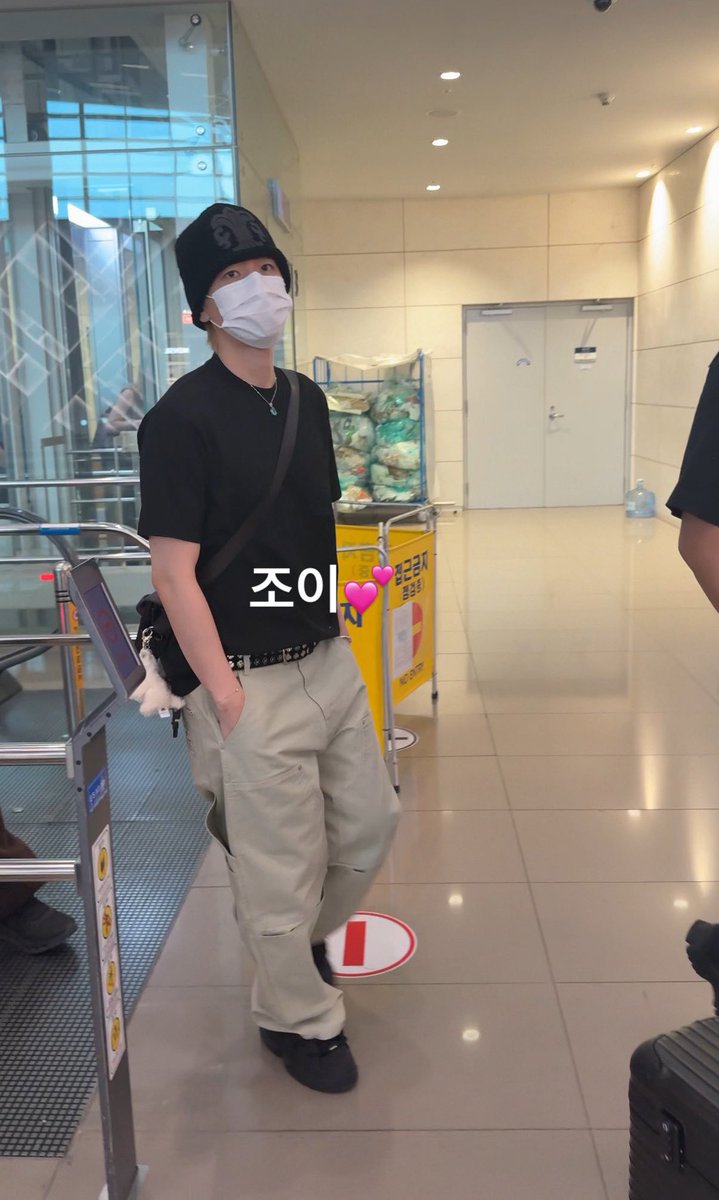 candybaek506's tweet photo. 한국에서 출발 할 때랑 같은 모습으로 이동하는 백현이를 보니 왠지 더 마음이 뭉클함ㅠ
한국 떠난지16일째고, 6번의 공옄을 함ㅜㅜ https://t.co/GqNgMXc5mN