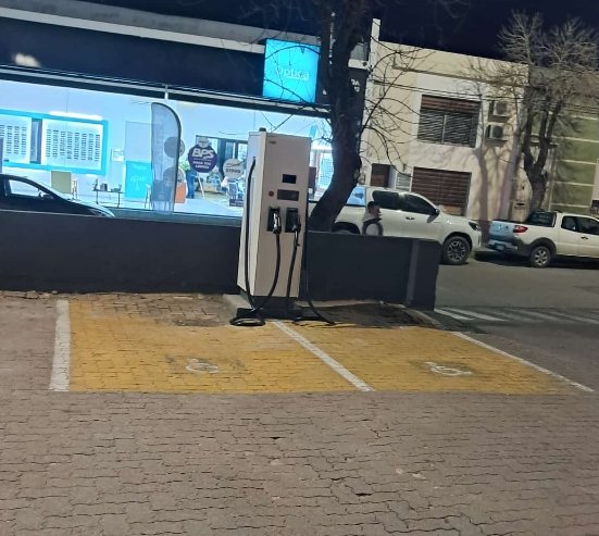 🚫 Estacionamiento para vehículos eléctricos sobre plazas reservadas para personas con discapacidad en Ta-Ta Florida.
💡¿Tecnología sustentable a costa de la inclusión?
🧑‍🦽El acceso también es un derecho. ¡No podemos avanzar dejando a otros atrás #Discapacidad #Derechos #FloridaUY