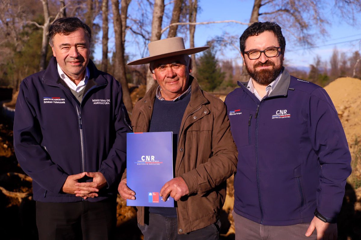 Ministerio de Agricultura de Chile 🇨🇱 (@minagricl) on Twitter photo ✅ Compromiso con el riego y el desarrollo rural: nuevas obras e inversión en infraestructura hídrica.
El ministro de Agricultura, Esteban Valenzuela, junto al director nacional de la <a href="/CNRCHILE/">Comisión Nacional de Riego Chile</a> , Wilson Ureta, realizaron una visita inspectiva a las obras de revestimiento del ✅ Compromiso con el riego y el desarrollo rural: nuevas obras e inversión en infraestructura hídrica.
El ministro de Agricultura, Esteban Valenzuela, junto al director nacional de la <a href="/CNRCHILE/">Comisión Nacional de Riego Chile</a> , Wilson Ureta, realizaron una visita inspectiva a las obras de revestimiento del