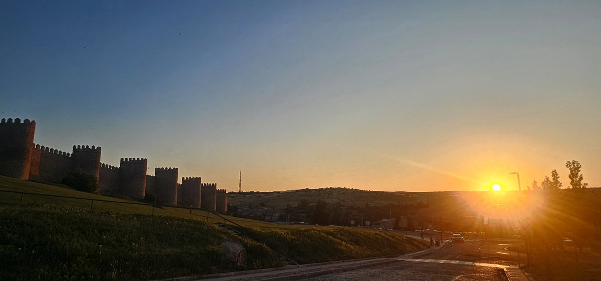 <a href="/TiempoCyLTV/">El Tiempo en CyL</a> <a href="/Adricor_fer/">Adrián Cordero</a> <a href="/tiempobrasero/">Tutiempo</a> <a href="/lasextameteo/">La Sexta Meteo</a>
Crepúsculo vespertino hoy.