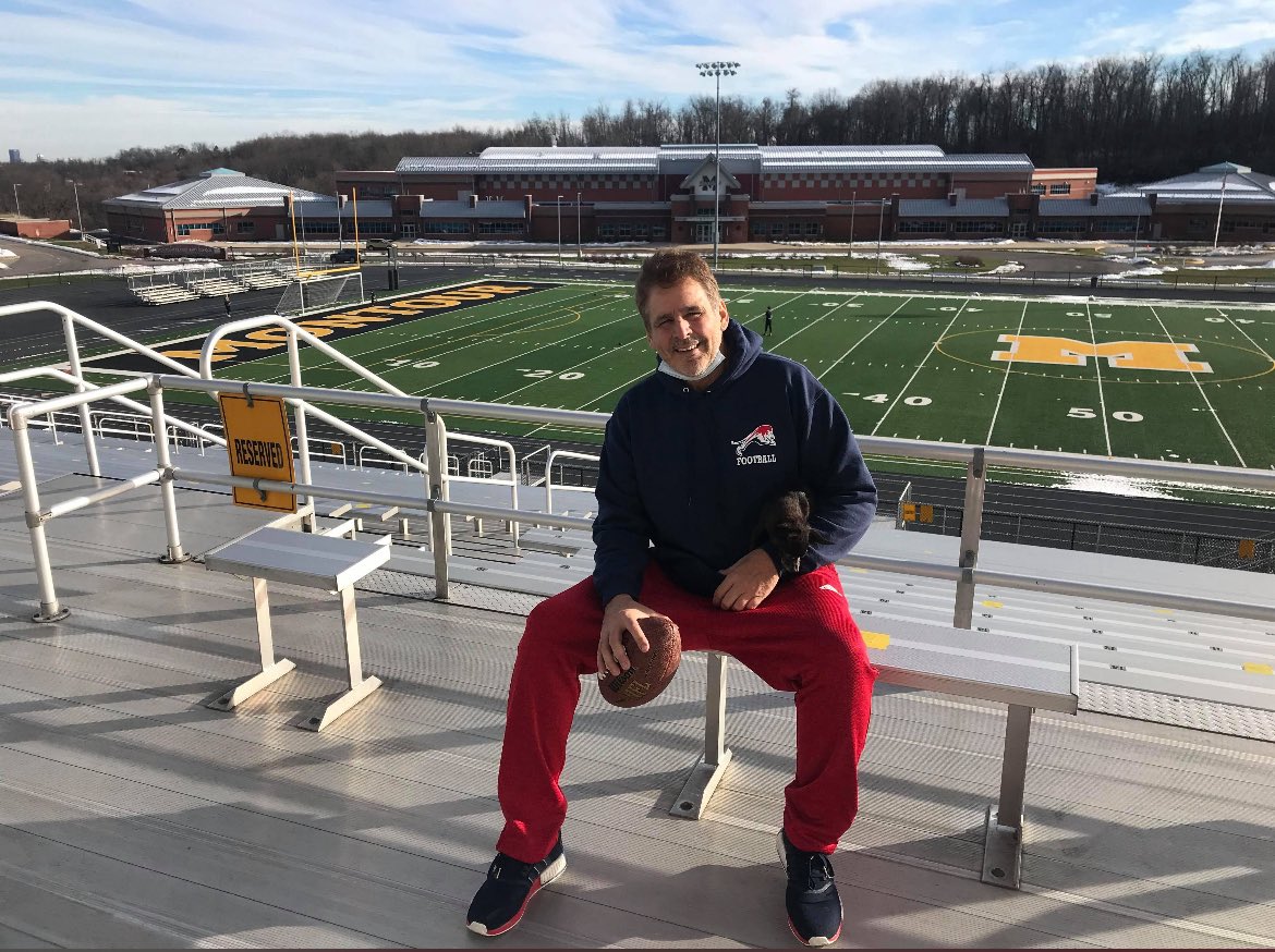 QB NOTES
DON'T LET YOUR FRONT ARM
FLARE OUT
KEEP YOUR FIRM FRONT SIDE
TAKE A SHORT FRONT 
STRIDE
DON'T THROW OFF YOUR
TOES
FULL BACK CLEAT DOWN AS YOUR ABOUT TO THROW
WORK ALL ARM ANGLES
DON'T LOOK AT THE BALL AFTER YOU THROW
KEEP YOUR EYES ON YOUR TARGET