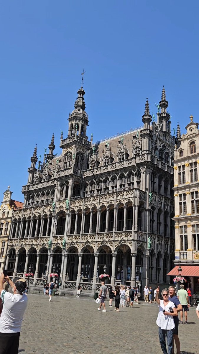 tmryldz's tweet photo. Hayattan çalınan anlardan...
#Brüksel #Belçika #GrandPlace https://t.co/ftUyRbSqIp