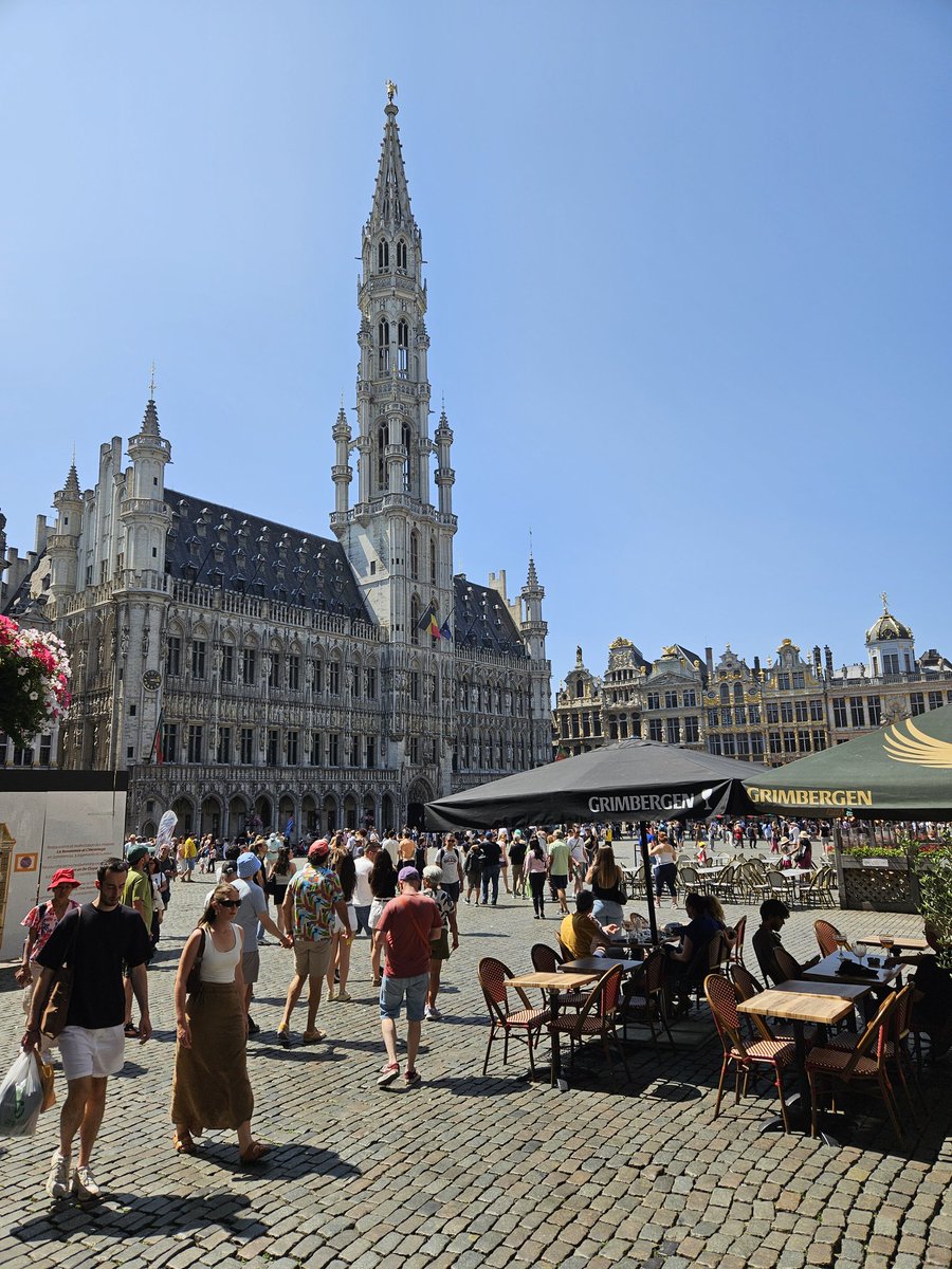 tmryldz's tweet photo. Hayattan çalınan anlardan...
#Brüksel #Belçika #GrandPlace https://t.co/ftUyRbSqIp