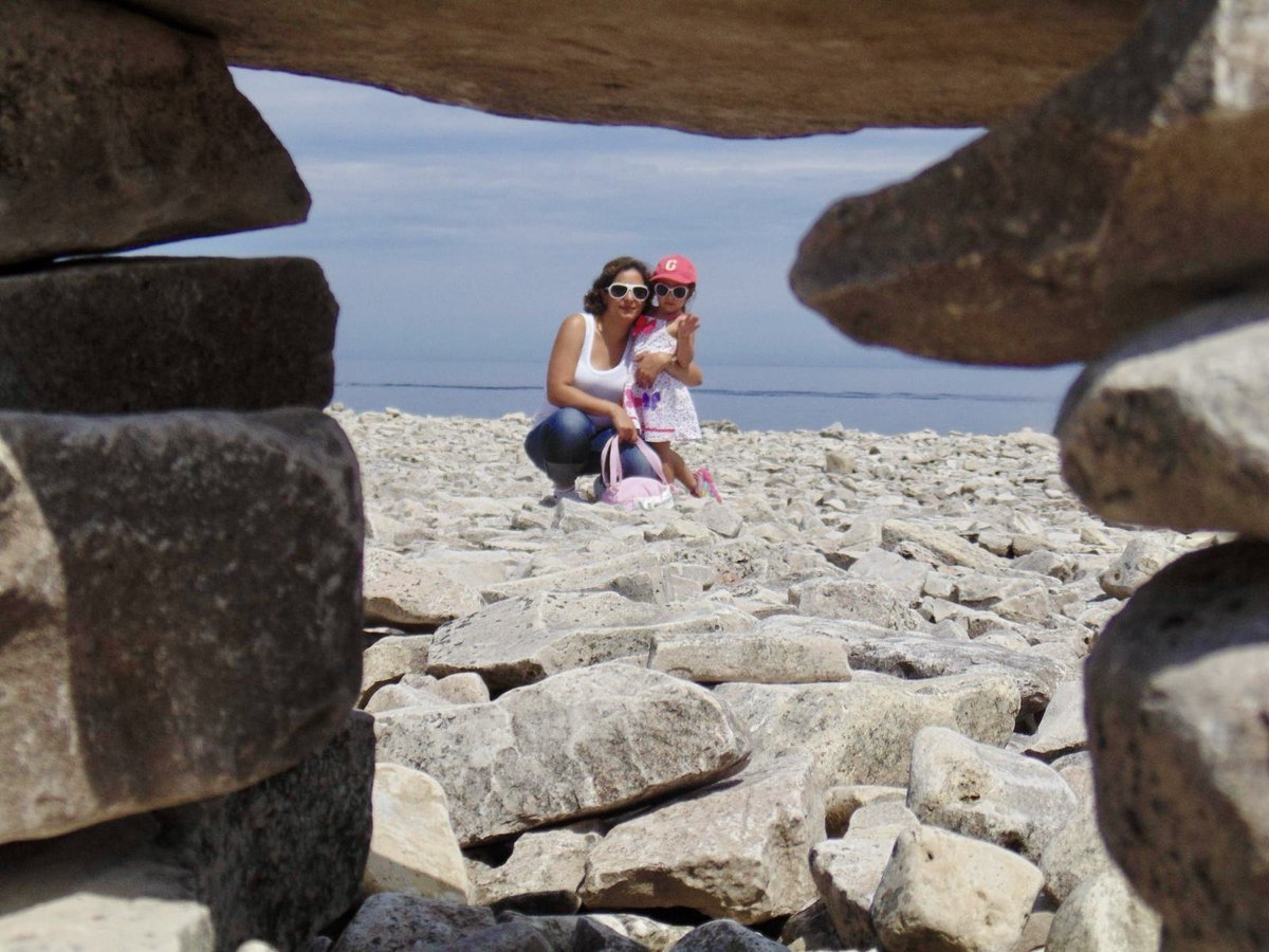 پریسای عزیزم،

ای یار ای یگانه‌ترین یار، در روز تولدت چون هزار و‌ نهصد و نود و‌ هفت روزِ گذشته از یادت نمی‌کاهم.
نیستی و سرزمین‌مان روزهایی سخت‌تر از روزهای همیشه از سر می‌گذراند. آن‌جا که وجب به وجبش را گشته بودیم. آن‌جا که در شالیزارهایش آواز خوانده بودیم، آن‌جا که با بوی عطر