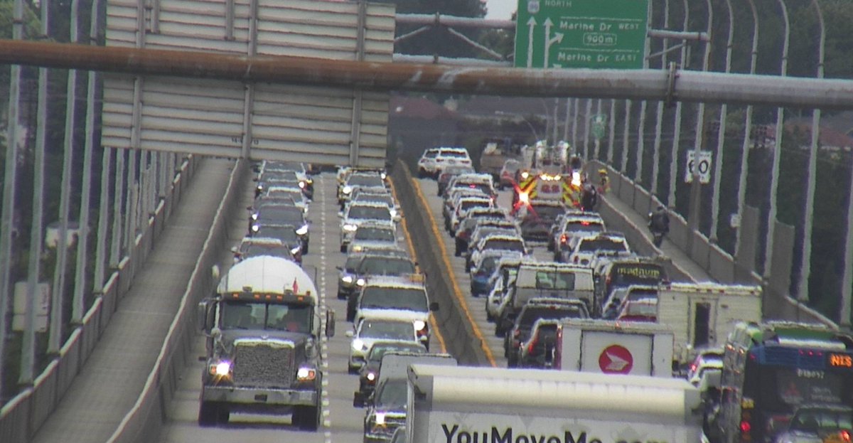 ⚠️#BCHwy99 - Vehicle incident northbound on the #OakStreetBridge has the right lane blocked. Expect significant delays, and watch for crews on scene. #Vancouver #RichmondBC